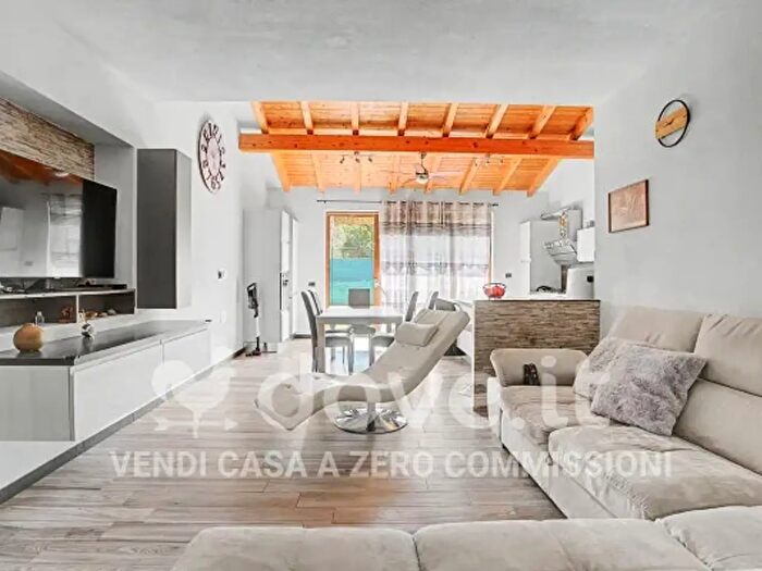 Appartamento con 5 locali in vendita in Via Andrea Figini, Valganna