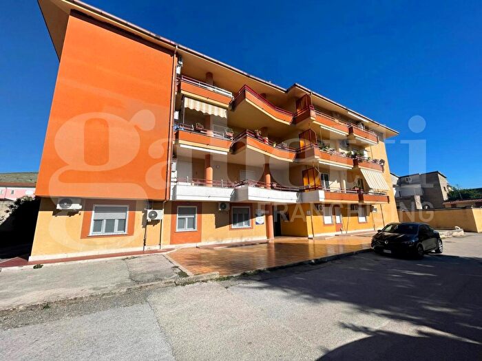 Appartamento con 6 locali in vendita in Via Antonio Gramsci, Pignataro Maggiore