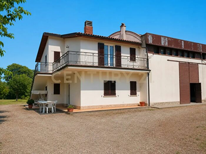 Casa con 8 locali in vendita in Via Cassia Nord, Proceno