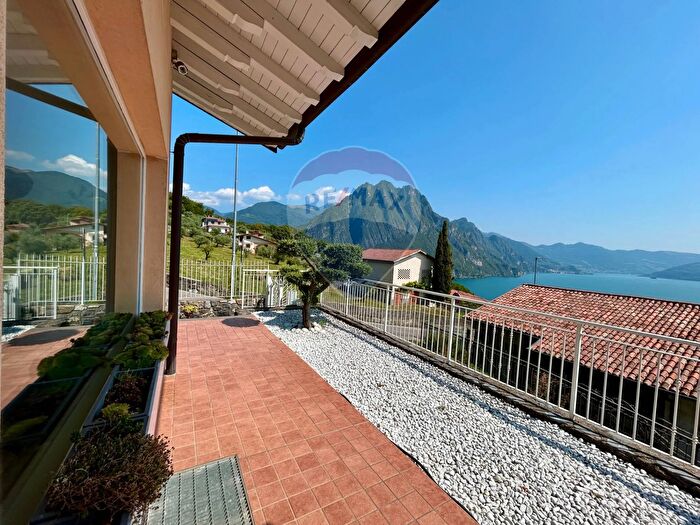 Casa quadrilocale in vendita in Riva Di Solto