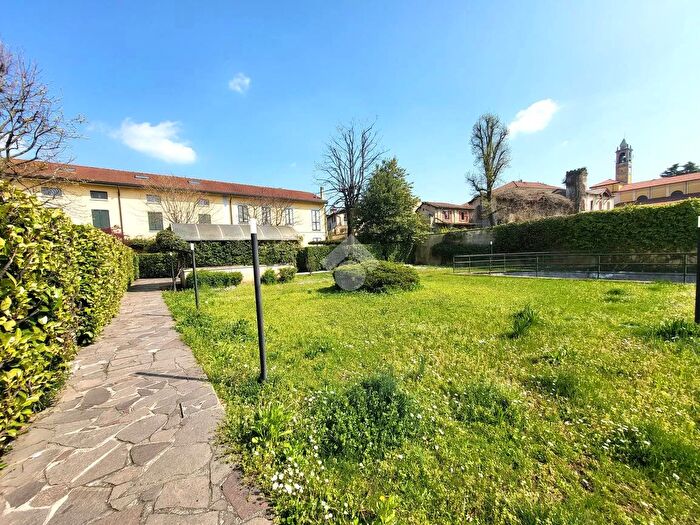 Appartamento con 5 locali in vendita in Via Carlo Ferrario, Besana In Brianza