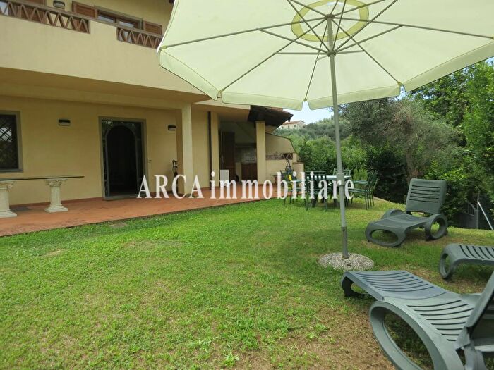 Casa con 7 locali in vendita in Pietrasanta