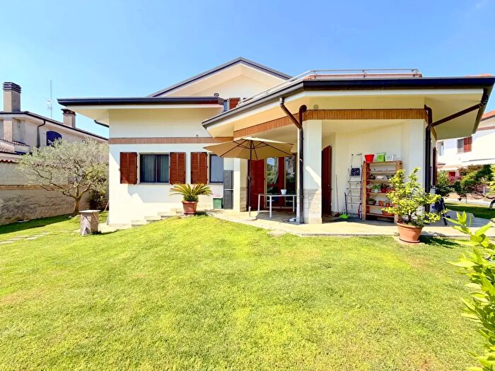 Casa con 5 locali in vendita in Inveruno