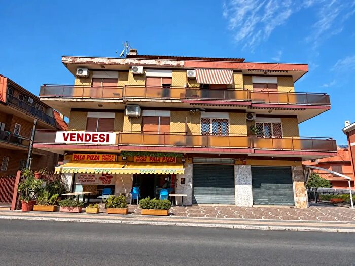 Appartamento trilocale in vendita in Via Gasperina, Roma