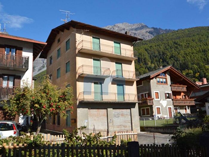 Appartamento quadrilocale in vendita in Via Licio Quinzio Cincinnato, Centro, Bormio