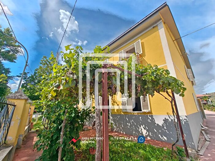Casa con 6 locali in vendita in Via Bugnara, Prezza