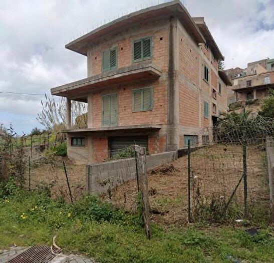 Casa con 6 locali in vendita in Via Giardinello, Furnari