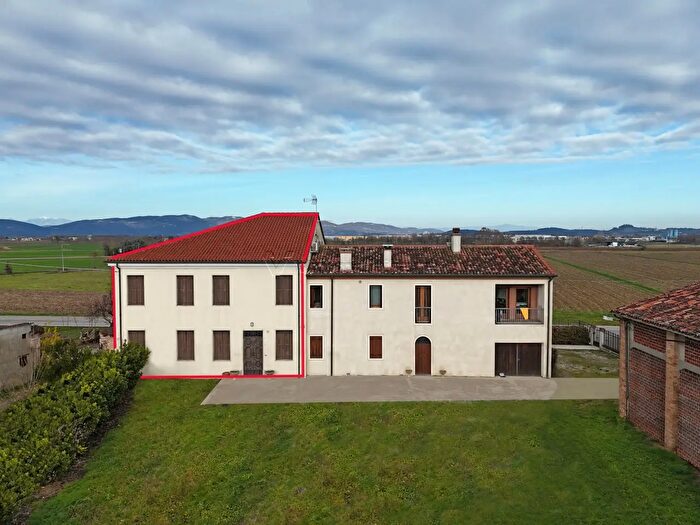 Casa con 9 locali in vendita in Via Paluselli, Agugliaro