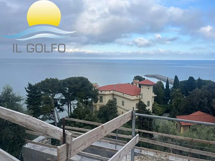 Casa con 10 locali in vendita in Viale Torino, Diano Marina