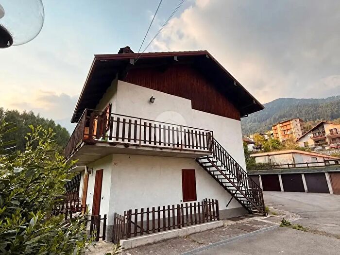 Appartamento trilocale in vendita in Via Rocca, Borno