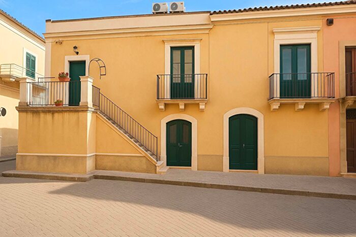 Casa con 9 locali in vendita in Via Colomba, Scordia