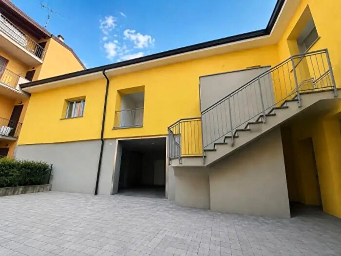 Appartamento quadrilocale in vendita in Via Febbraio, Cantu'