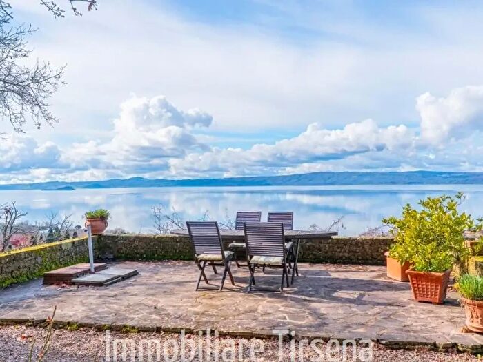 Casa con 7 locali in vendita in Bolsena