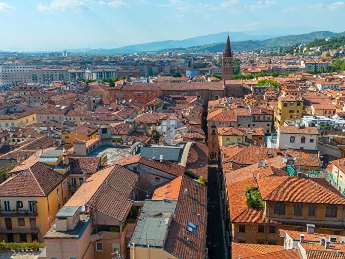 Appartamento bilocale in affitto in Galleria Pelliciai, Centro Storico, Verona