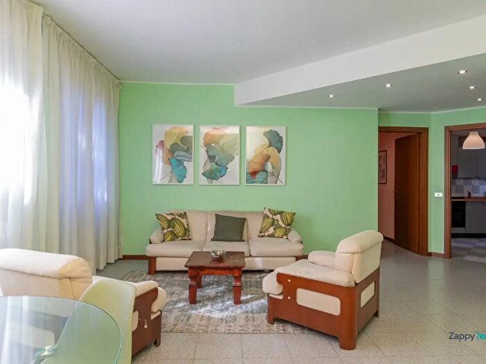 Appartamento trilocale in affitto in Via Valera, Arese