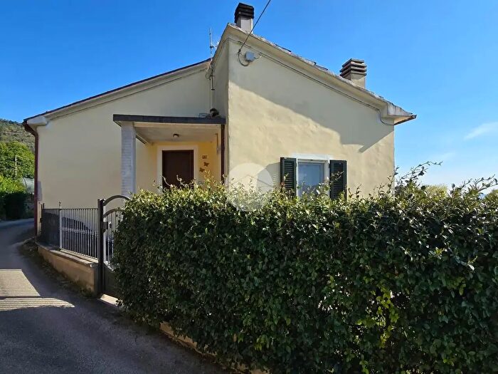 Casa con 6 locali in vendita in Via San Benedetto, Campello Sul Clitunno
