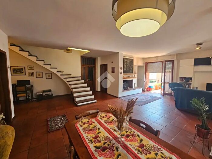 Appartamento con 5 locali in vendita in Via Romagna, Foligno