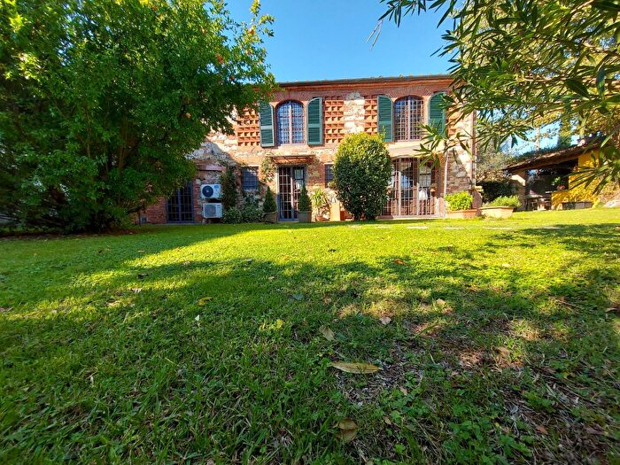 Casa con 8 locali in vendita in Lucca