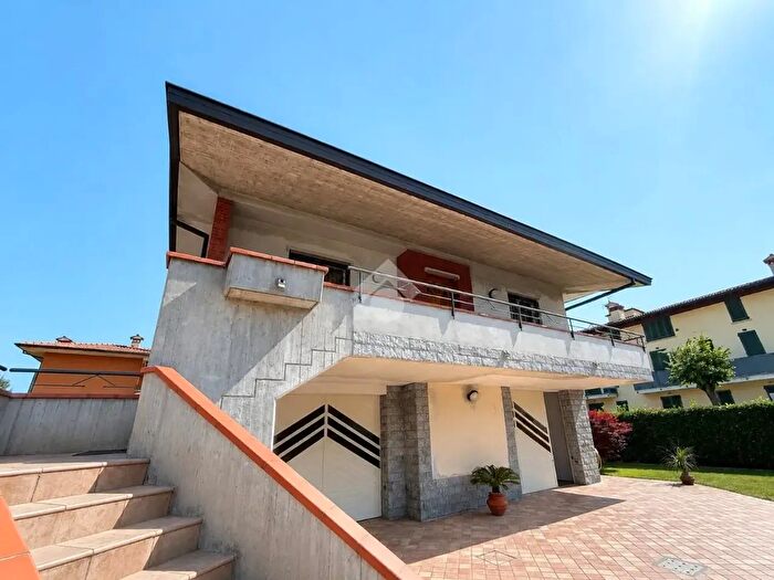 Casa quadrilocale in vendita in Via F Baracca, Rovato