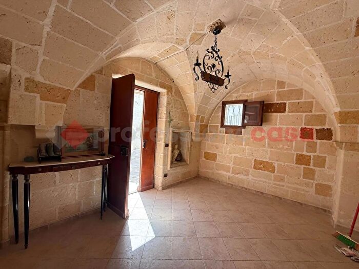 Appartamento con 6 locali in vendita in Via Sen Lacaita, Manduria