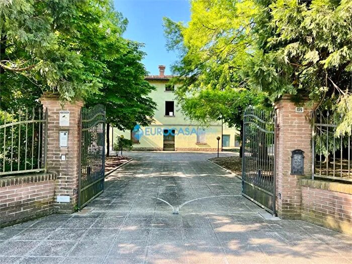 Casa con 9 locali in vendita in Via Magnavacca Soliera Mo, Soliera