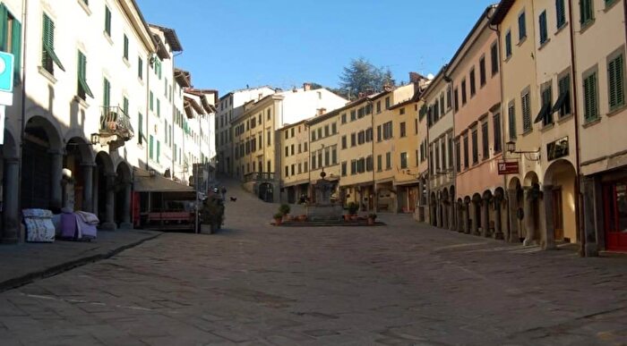 Appartamento quadrilocale in vendita in Piazza Bernardo Tanucci, Pratovecchio Stia