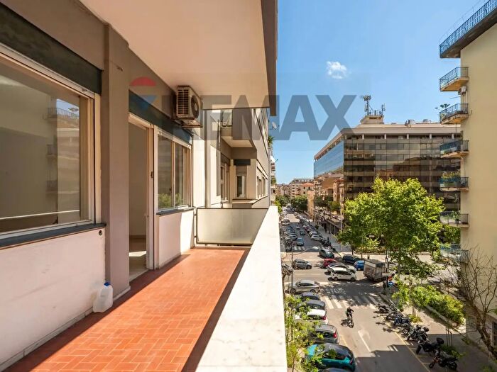 Appartamento con 7 locali in affitto in Via Simone Cuccia, Palermo