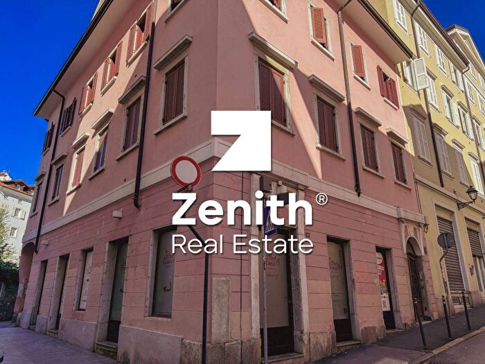Appartamento trilocale in affitto in Via Felice Venezian, Città Vecchia, Trieste