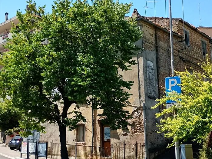 Appartamento con 10 locali in vendita in Via Picena, Chieti