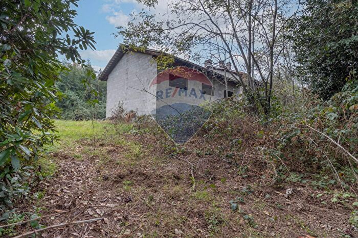 Casa con 10 locali in vendita in Frazione Buzzano, Strona