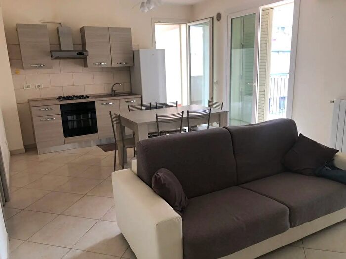 Appartamento trilocale in vendita in Via Vizzini, Siracusa