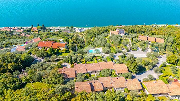 Casa trilocale in vendita in Via per Le Prandine, Torri Del Benaco