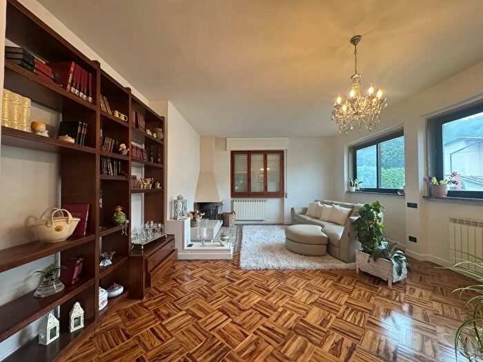 Appartamento con 5 locali in vendita in Via di Cavarzano, Vernio