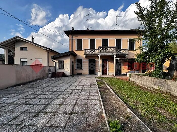 Casa bilocale in vendita in Via Piave, Sesto Calende
