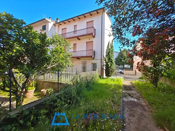 Casa con 11 locali in vendita in Lamporecchio