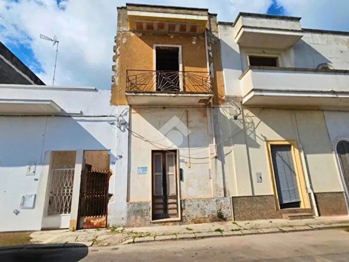 Appartamento con 10 locali in vendita in Via Ugo Foscolo, Leverano