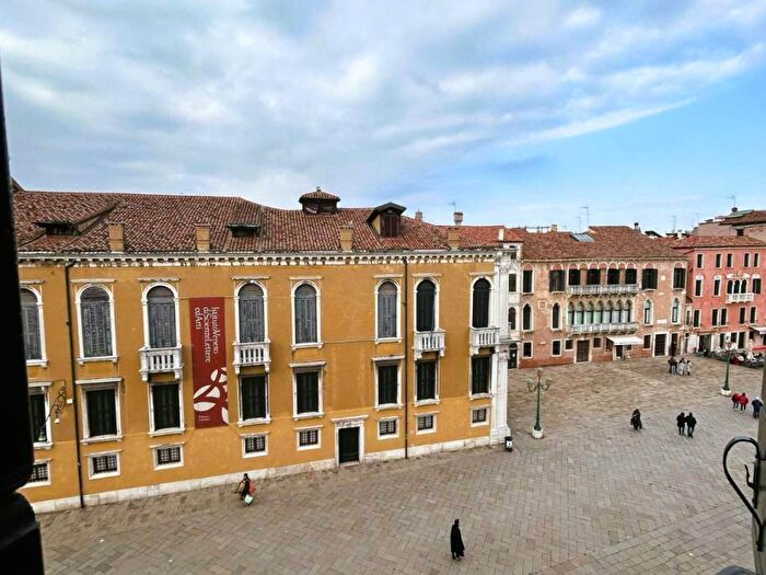 Casa con 6 locali in affitto in Campo Santo Stefano, San Marco, Venezia