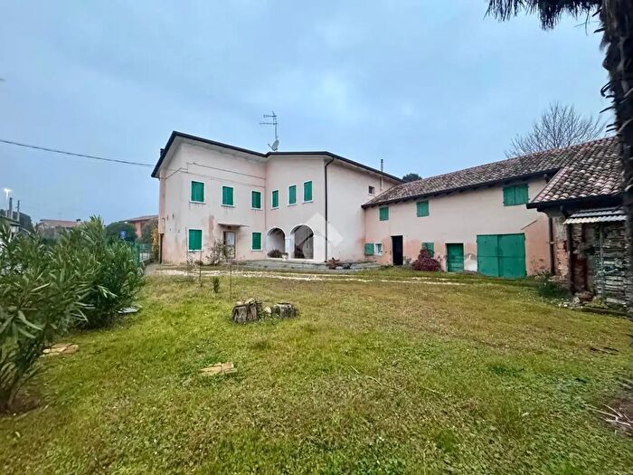 Casa quadrilocale in vendita in Via Monsignor Longhin, Giavera Del Montello