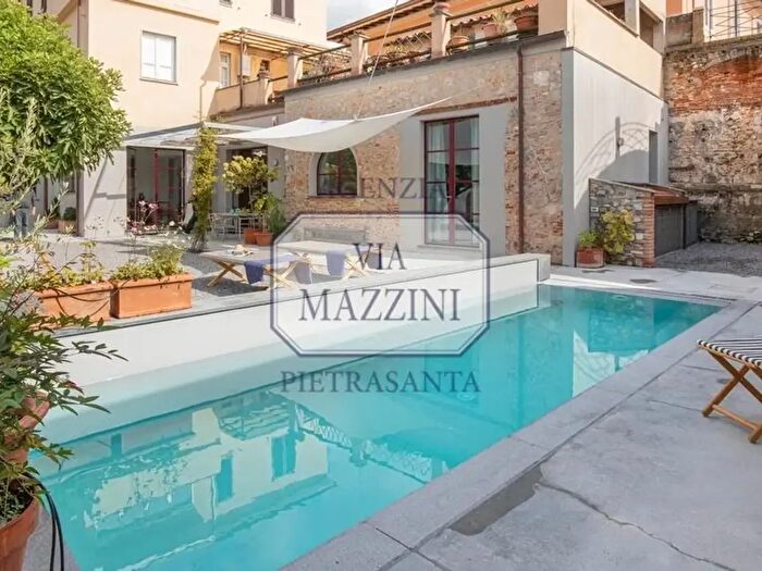 Appartamento con 10 locali in vendita in Azza Francesco Cris, Pietrasanta