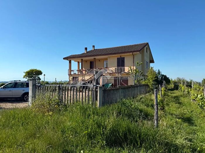 Casa con 7 locali in affitto in Regione Sant Antonio, Canelli