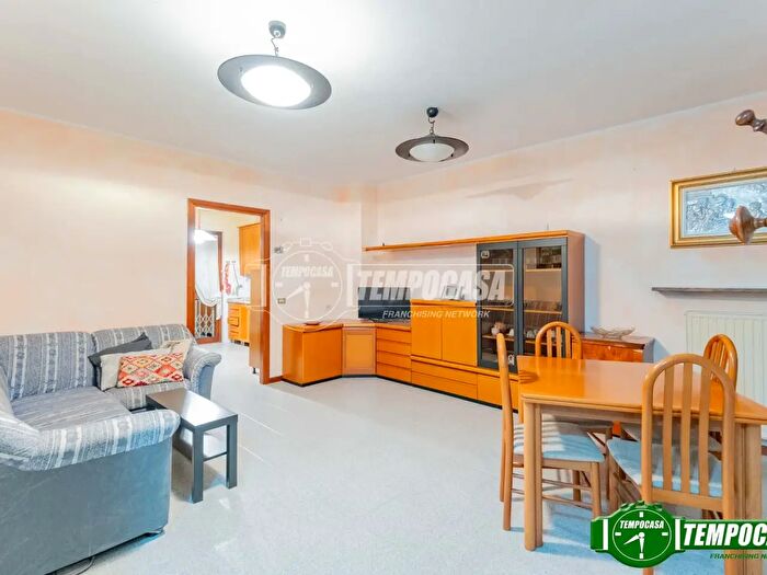 Casa quadrilocale in vendita in Via Salvo dAcquisto, Robecco Sul Naviglio