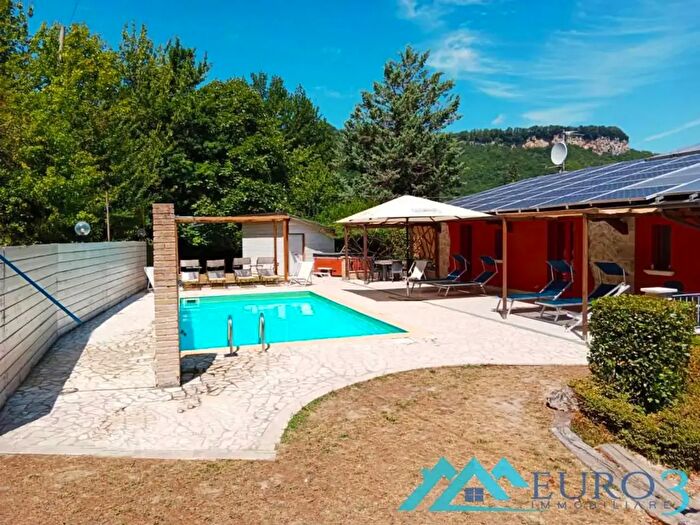 Casa con 11 locali in vendita in Frazione Castel Trosino N, Ascoli Piceno