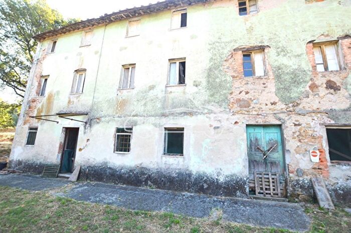 Casa con 6 locali in vendita in Lucca
