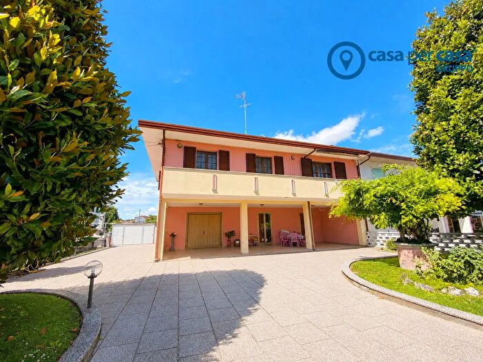 Casa con 6 locali in vendita in Via Treviso, Taglio Di Po