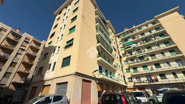 Appartamento quadrilocale in vendita in Via Voltri, Genova