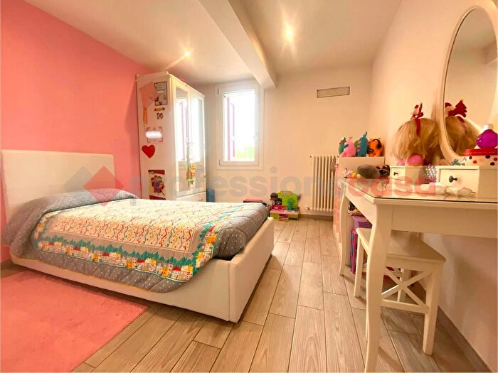 Casa con 8 locali in vendita in Scandiano