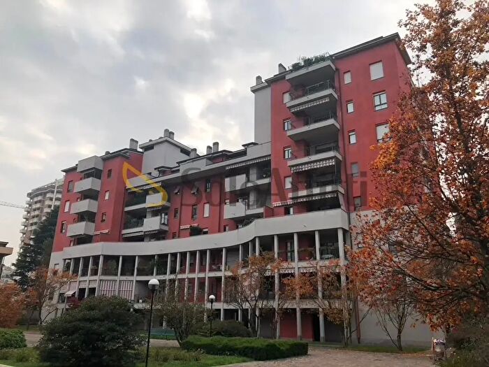 Appartamento trilocale in affitto in Via Legnone, Milano