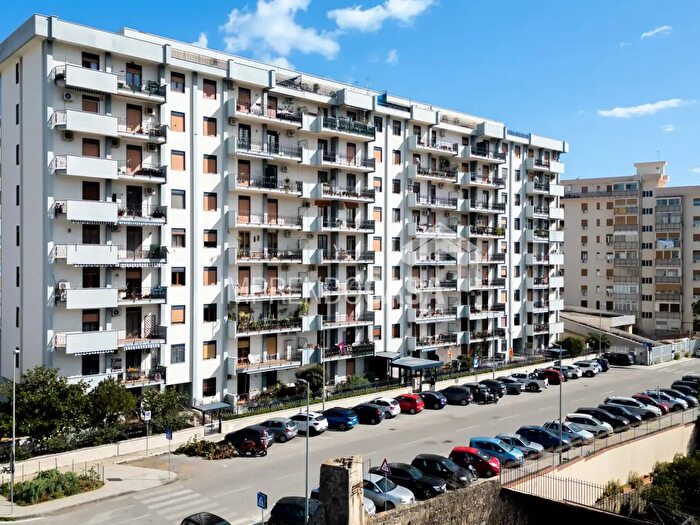 Appartamento trilocale in vendita in Via Pietro Ermelindo Lungaro, Palermo