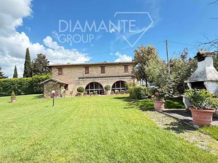 Casa con 7 locali in vendita in Montefalco