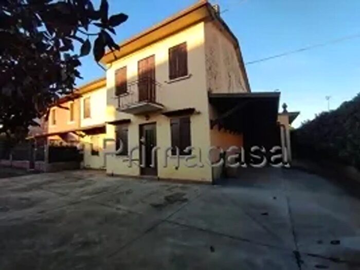 Casa con 8 locali in vendita in Castel DAzzano